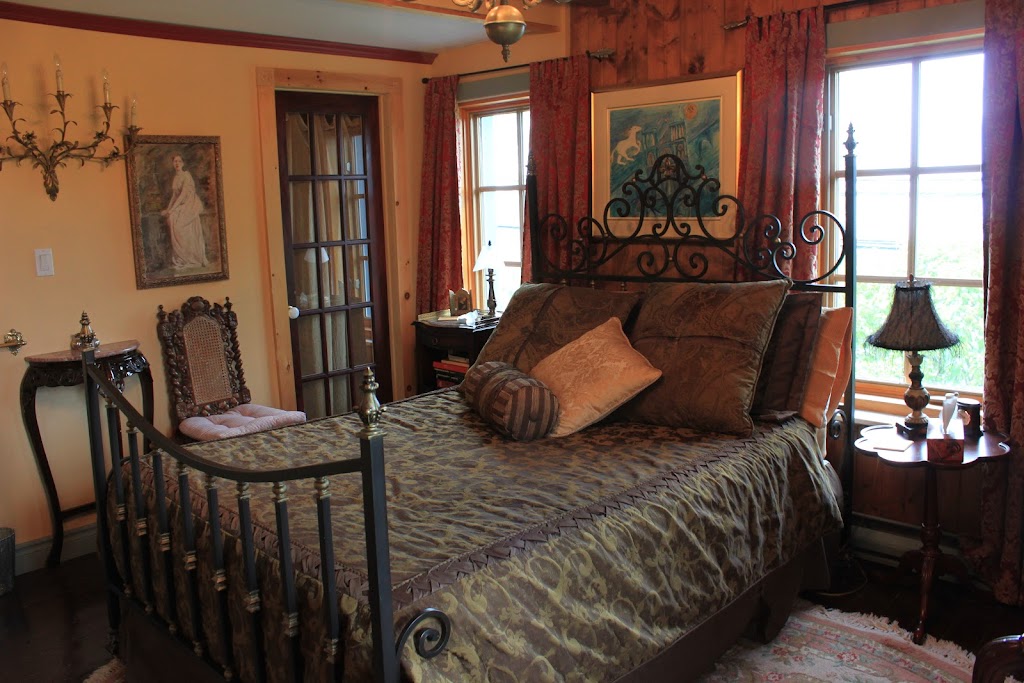 La Maison sous les Lilas | 649 Rue St Raphaël, La Malbaie, QC G5A 2P1, Canada | Phone: (418) 665-8076