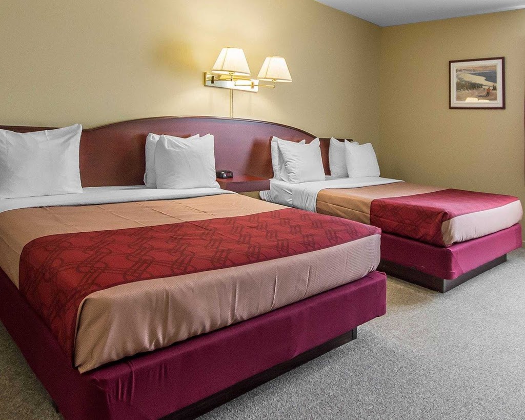 Econo Lodge Montmorency Falls | 5490 Boulevard Sainte-Anne, Boischatel, QC G0A 1H0, Canada | Phone: (418) 822-4777