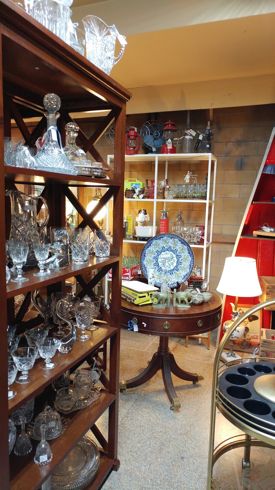 Hamilton Antique Mall | 233 Ottawa St N, Hamilton, ON L8H 3Z4, Canada | Phone: (905) 547-7000