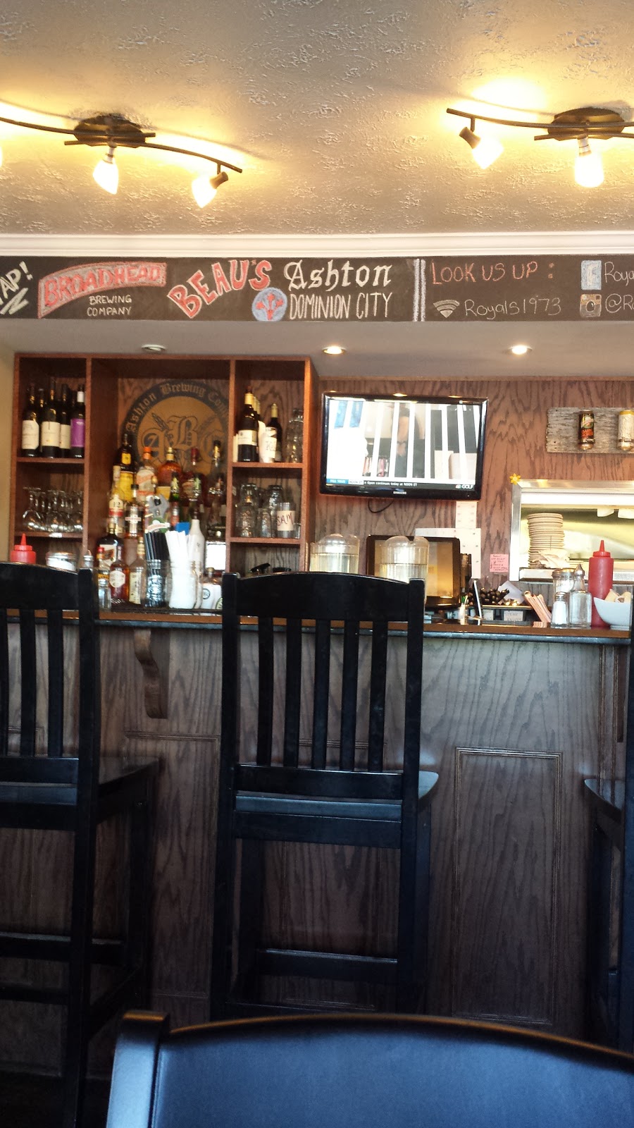 Royals Restaurant | 6152 Perth St, Richmond, ON K0A 2Z0, Canada | Phone: (613) 838-2222