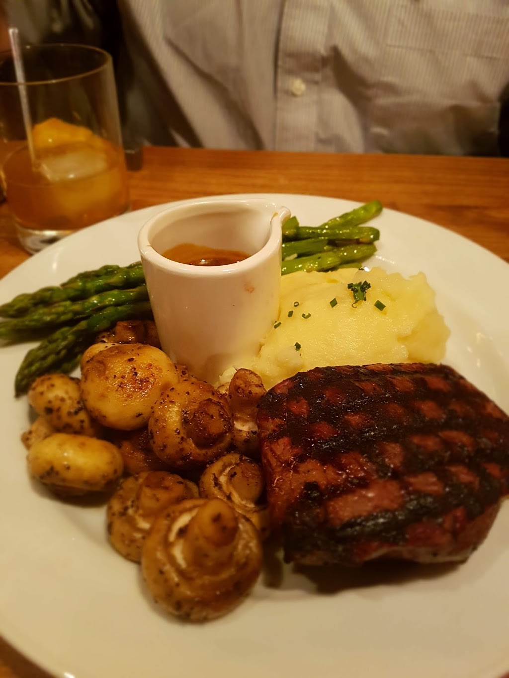 Earls Kitchen + Bar | 1215 St Marys Rd, Winnipeg, MB R2M 5L5, Canada | Phone: (204) 254-1600
