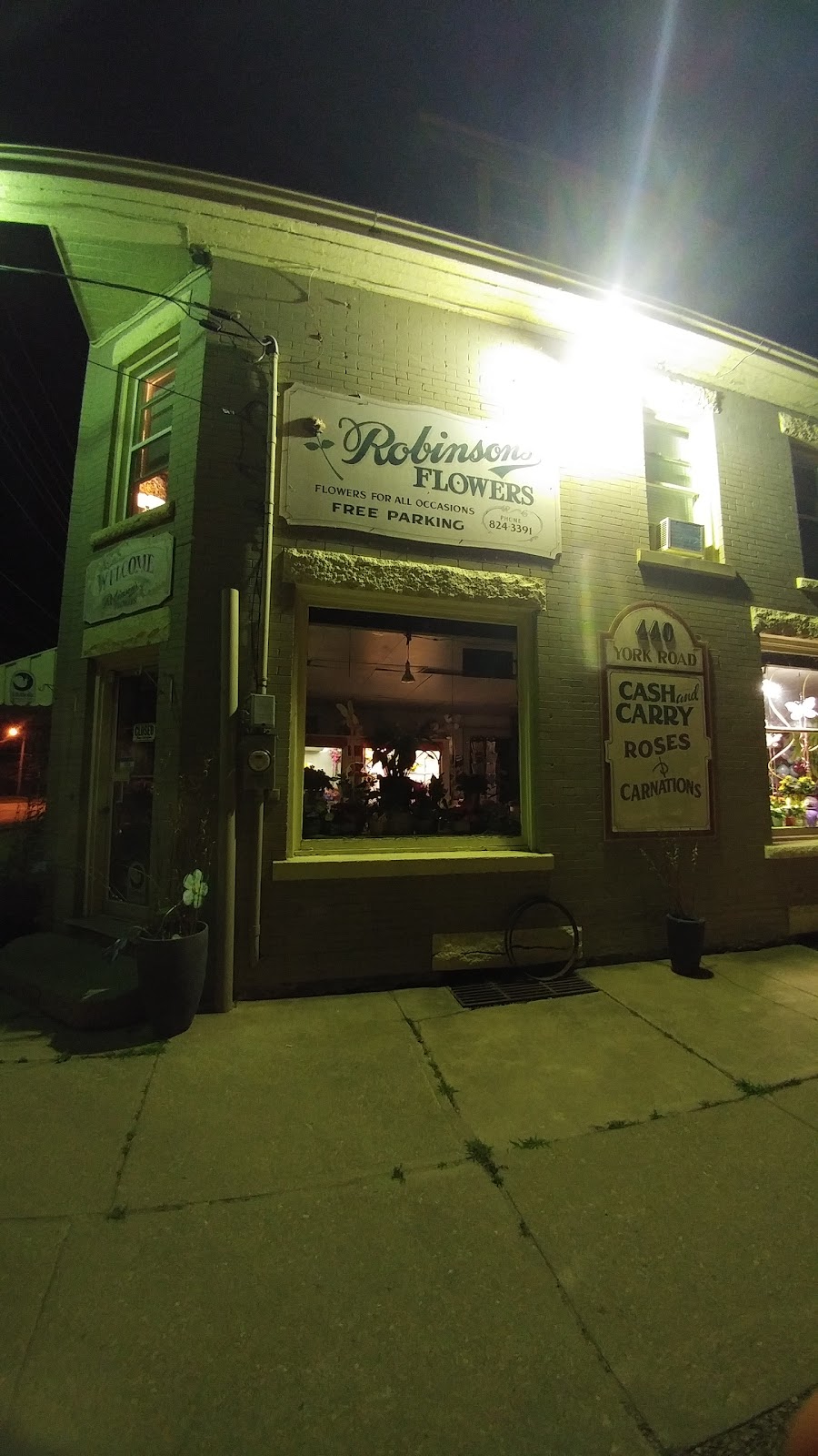 Robinsons Flowers Ltd | 440 York Rd, Guelph, ON N1E 3H5, Canada | Phone: (519) 824-3391