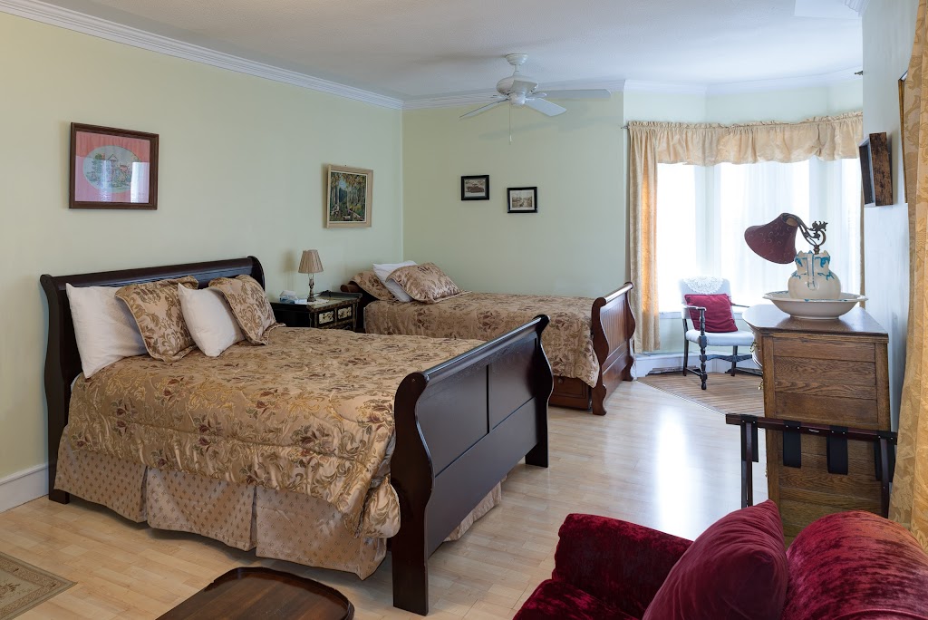 Country Encounters Accommodations | 7701 17 Ave, Coleman, AB T0K 0M0, Canada | Phone: (403) 563-5299