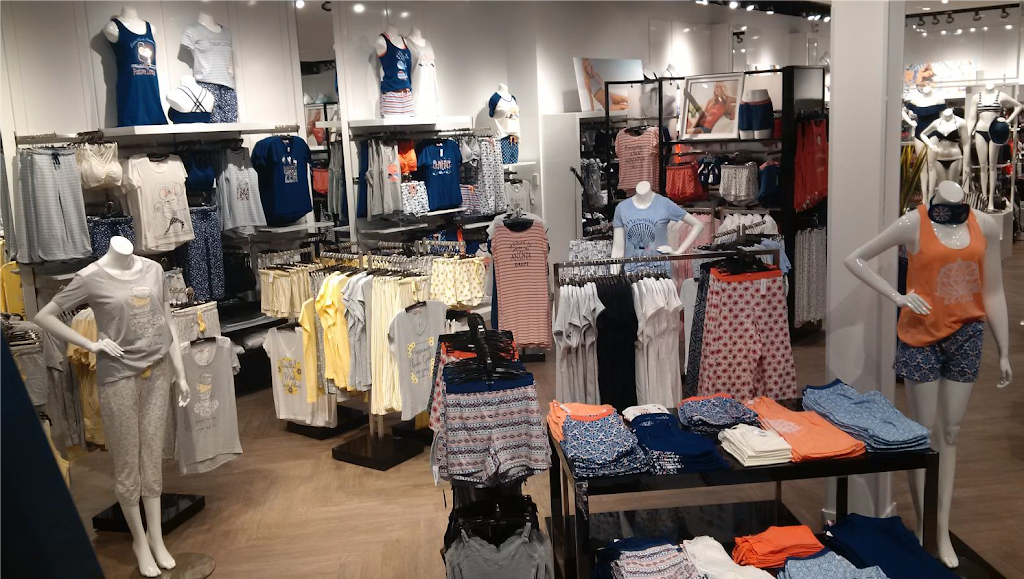 La Vie En Rose Guildford Town Centre | 10355 152 St Unit 2218, Surrey, BC V3R 7C1, Canada | Phone: (604) 583-6629