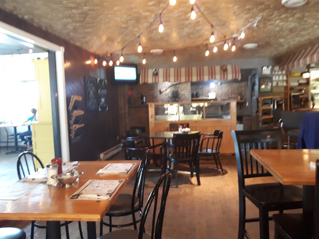 Resto-bar Brinadon | 570 Rue Saint Alphonse, Lac-aux-Sables, QC G0X 1M0, Canada | Phone: (418) 336-2627