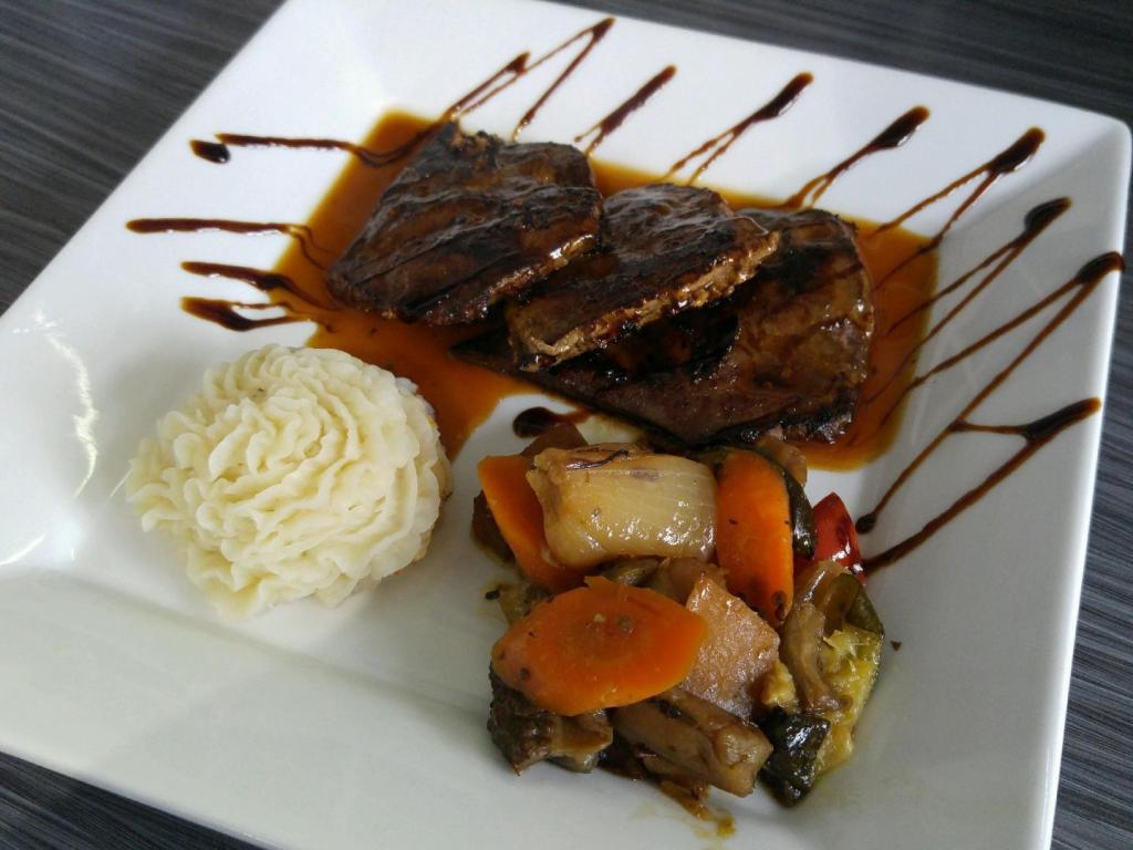 Le Salvatore | 1376 Avenue Bourgogne, Chambly, QC J3L 1L3, Canada | Phone: (450) 403-4473