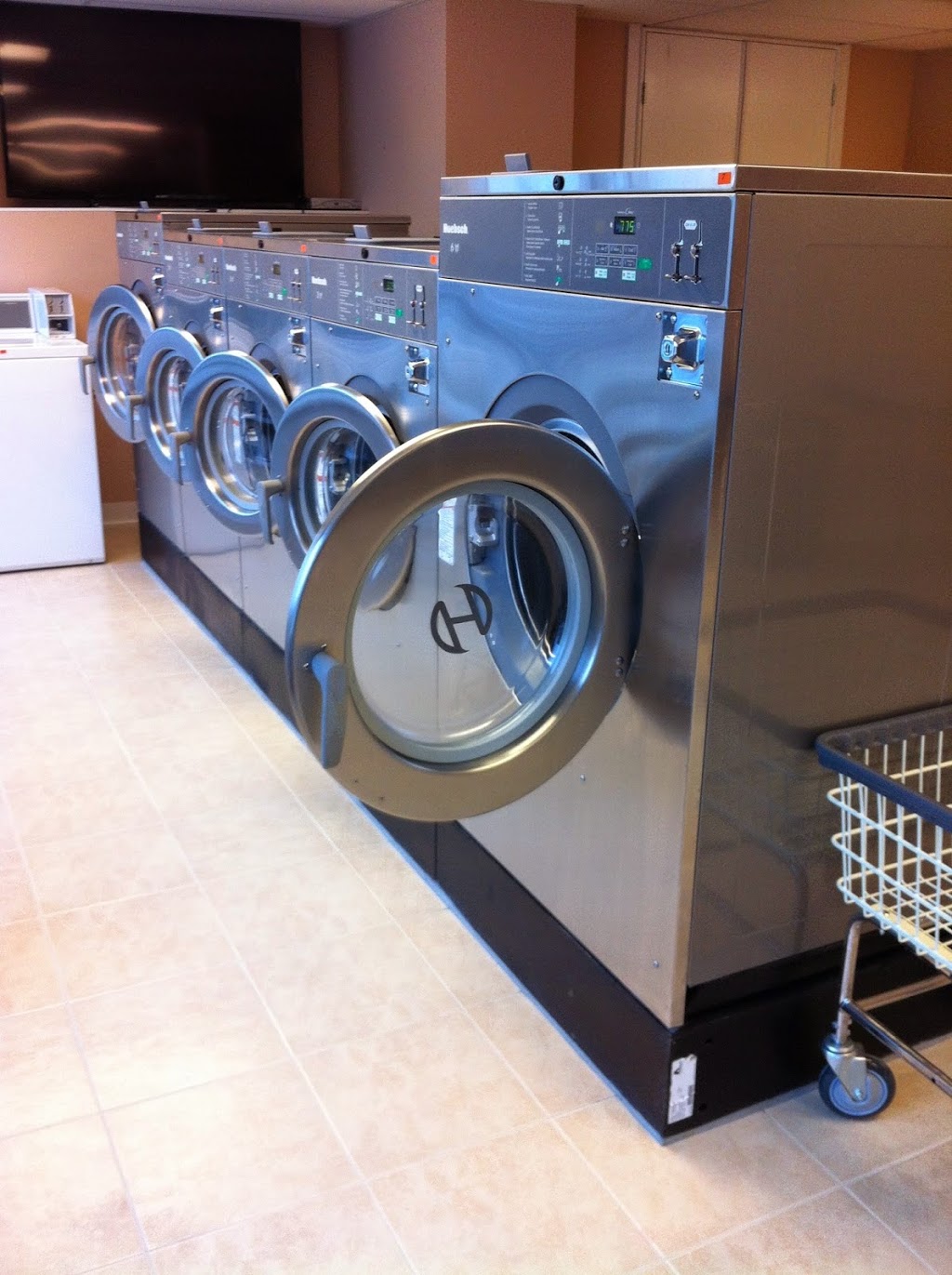 Queensborough Laundromat | avenue 5e1, 1030 Ewen Ave, New Westminster, BC V3M 5E1, Canada | Phone: (604) 761-5988