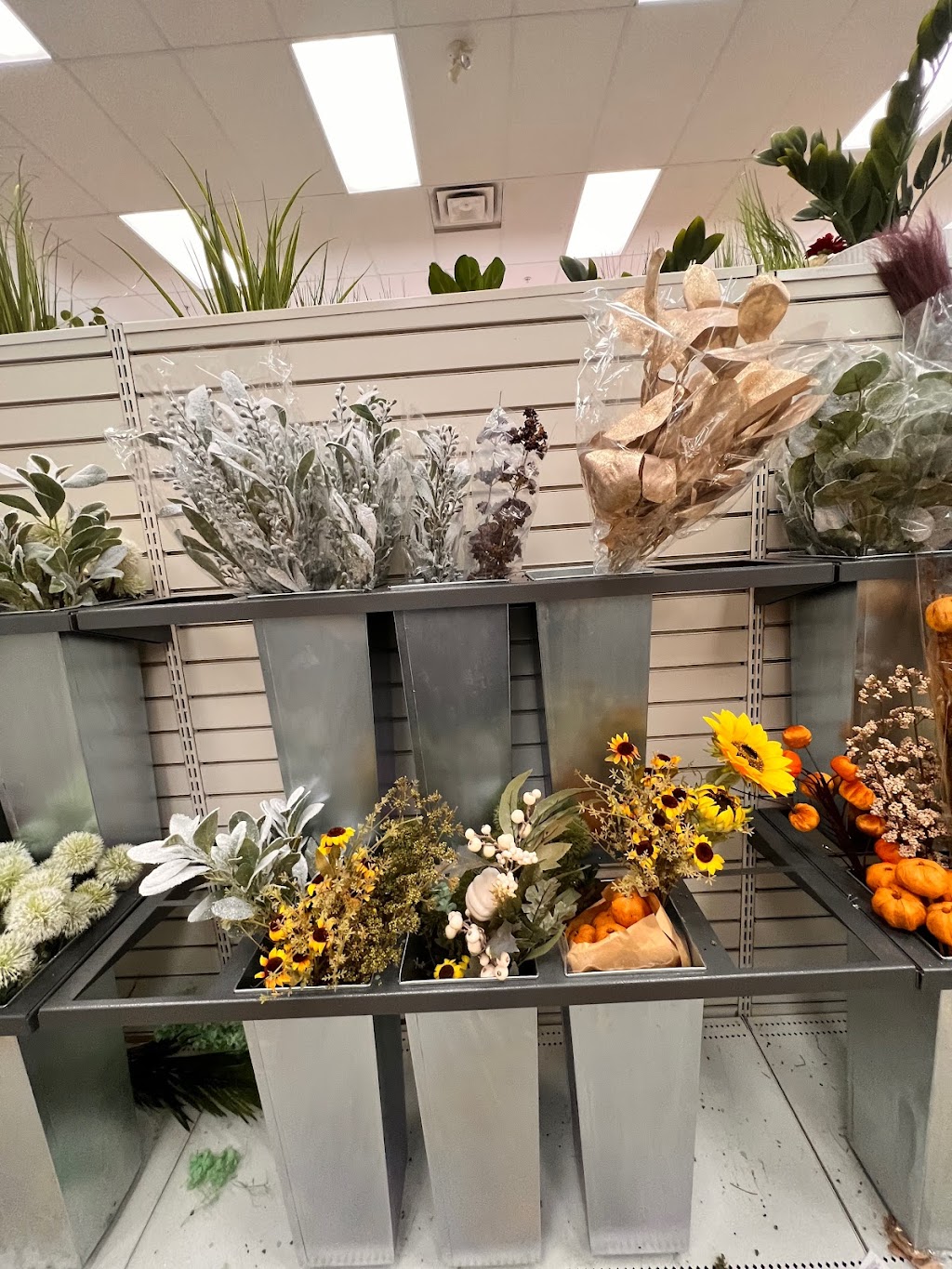 Winners & HomeSense | 2000 - 7275, Rue Sherbrooke Estates, Montreal, QC H1N 1E9, Canada | Phone: (514) 798-1908