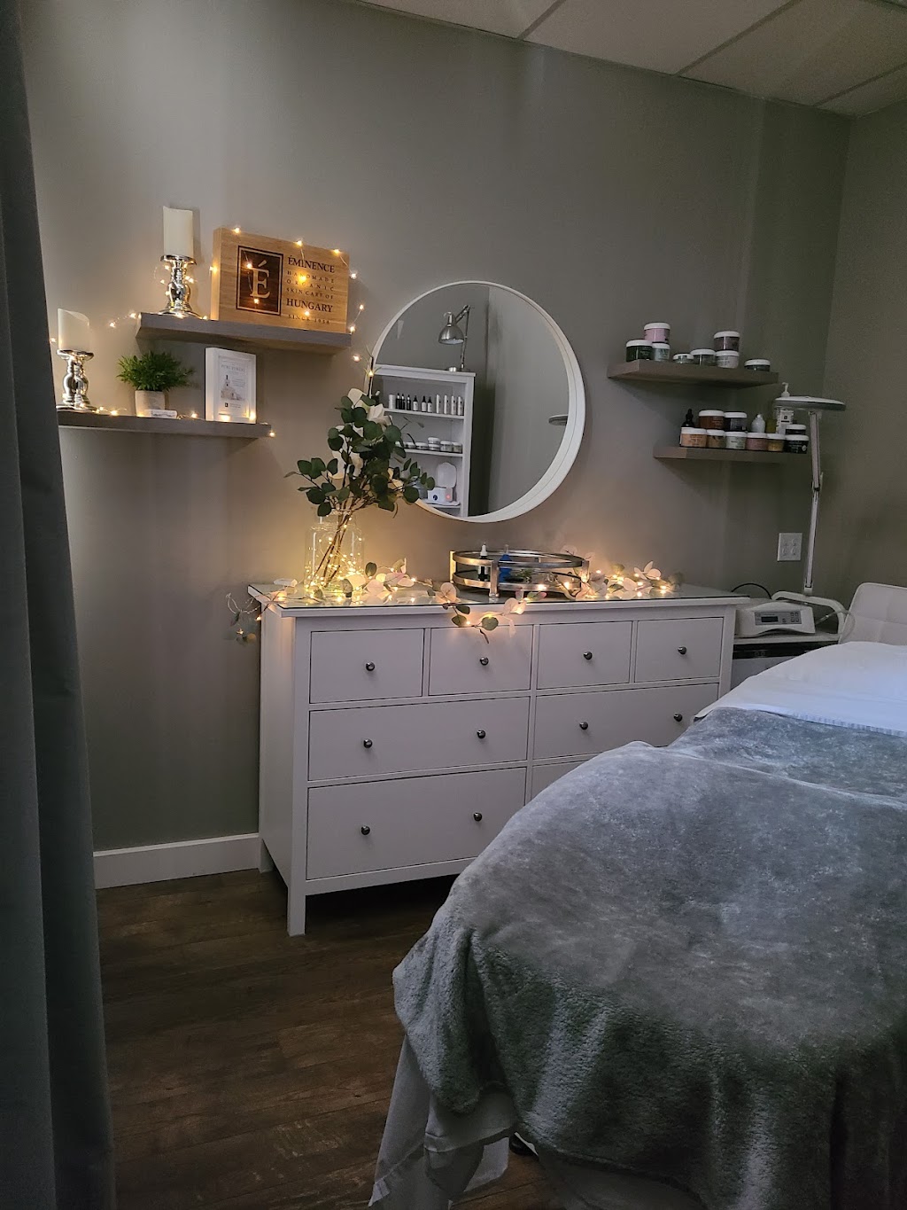 Lux Salon and Spa | 6 McKenzie St, Tillsonburg, ON N4G 2E6, Canada | Phone: (519) 688-1113