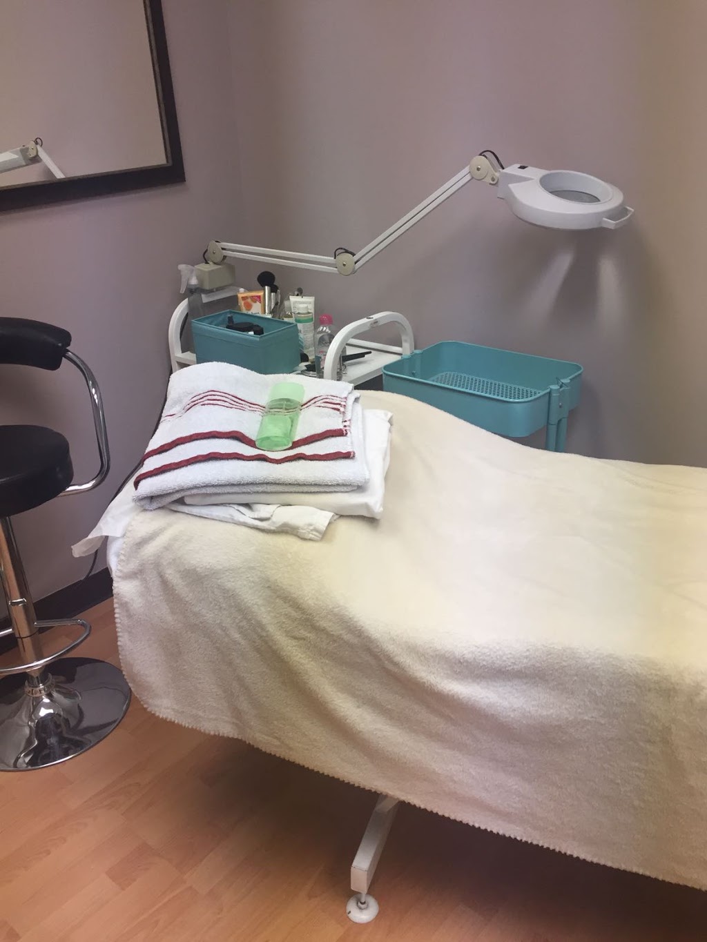 Lavish Salon & Massage for ladies | 12640 137 Ave NW, Edmonton, AB T5L 4Y5, Canada | Phone: (780) 451-8363