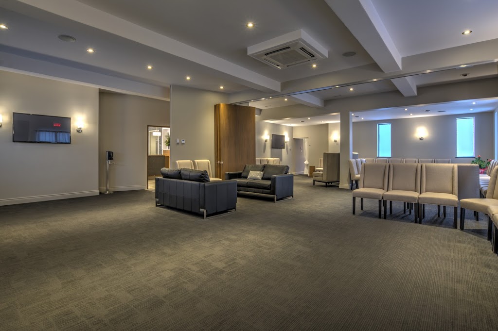 Charron et Lamoureux Complexe funéraire 1295 Rue Sherbrooke, Magog