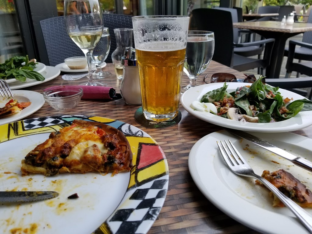Bill Matticks Restaurant & Lounge | 5331 Cordova Bay Rd, Victoria, BC V8Y 1R1, Canada | Phone: (250) 658-4271