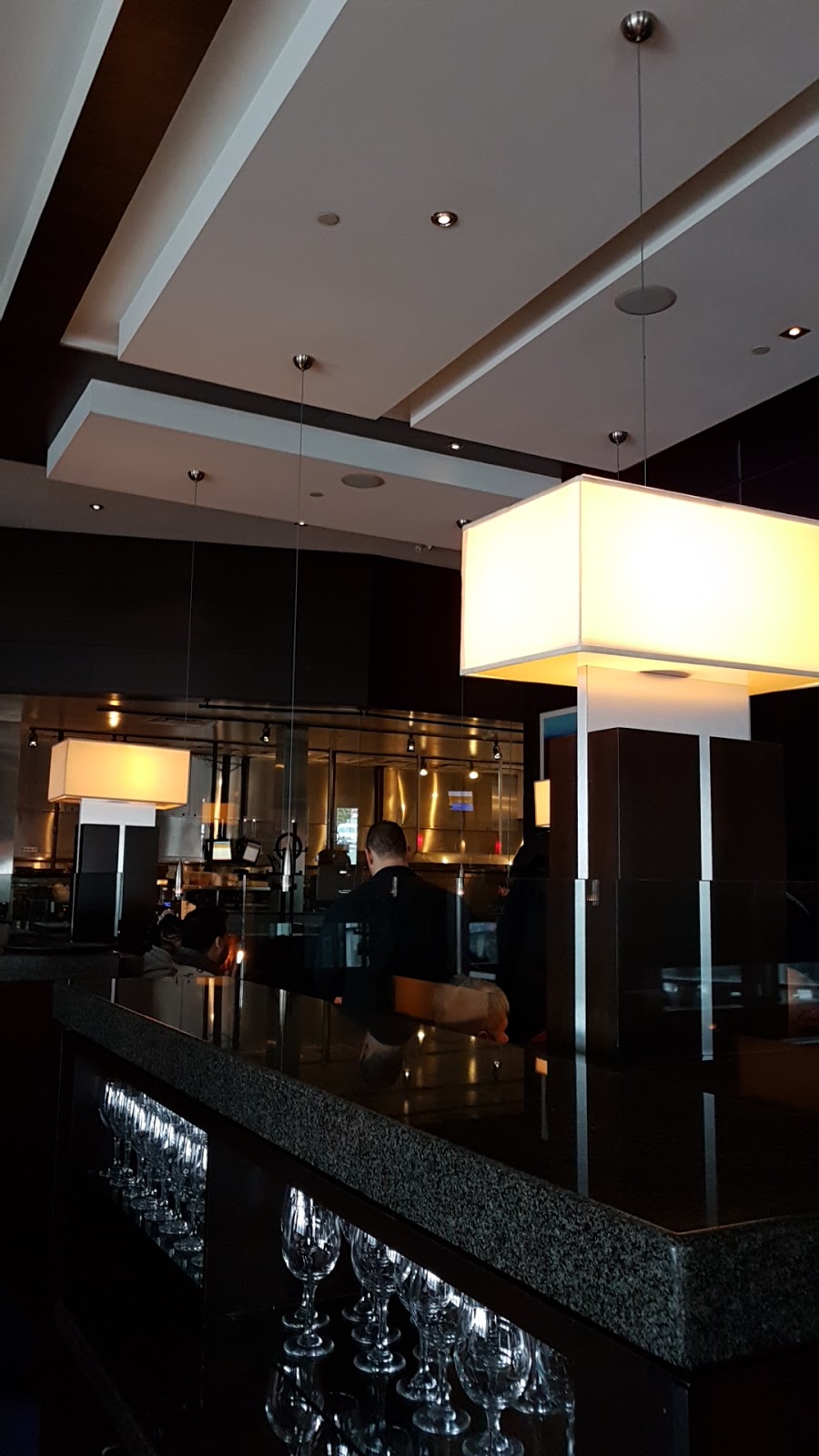 Moxies Grill & Bar | 509 Bayfield St N51, Barrie, ON L4M 4Z8, Canada | Phone: (705) 733-5252