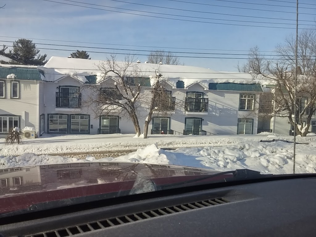 Manoir Sainte-Adele | 201 Rue Lesage, Sainte-Adèle, QC J8B 2R4, Canada | Phone: (450) 229-4611