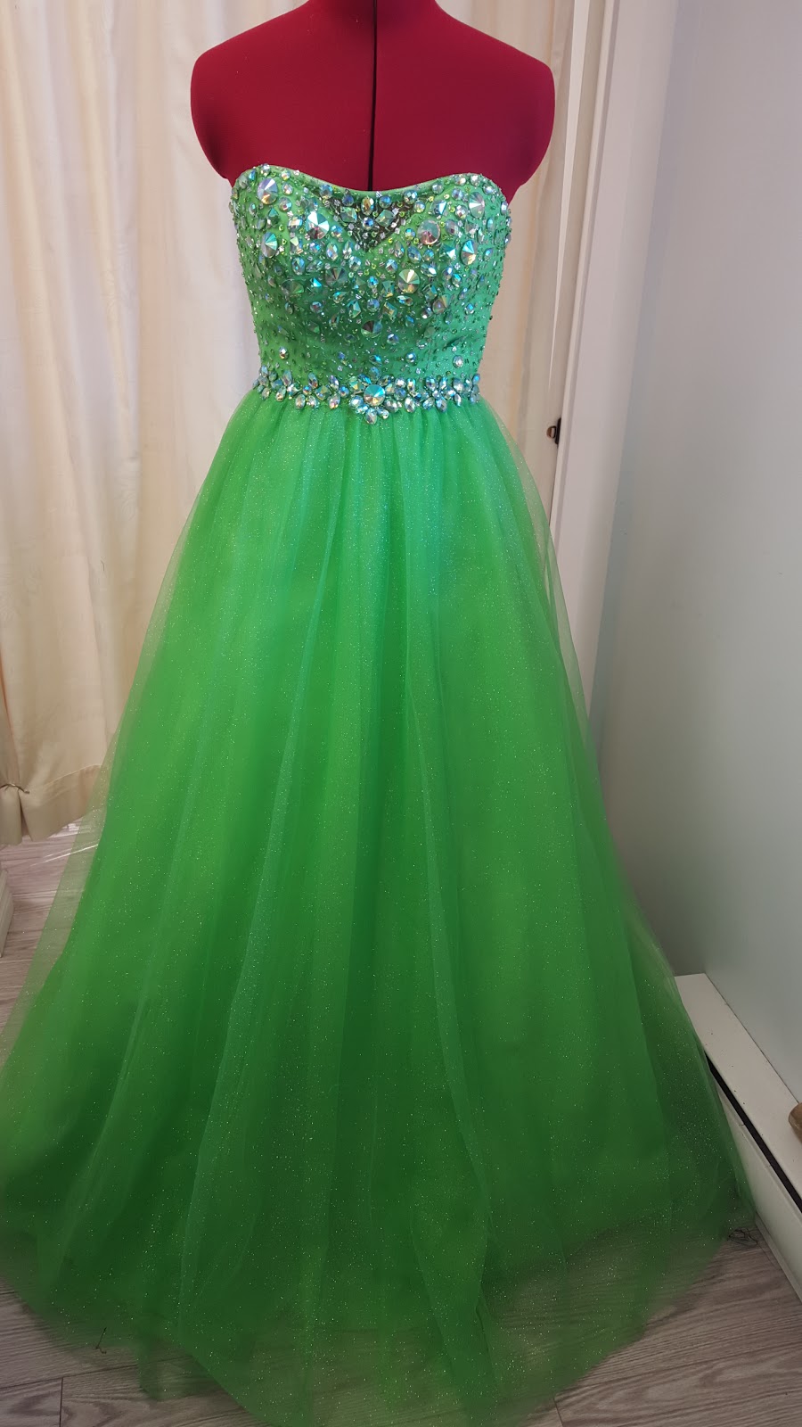 Couturière professionnelle Valentina | 7683 Rue Goldsbrough, LaSalle, QC H8N 2P9, Canada | Phone: (514) 363-9040