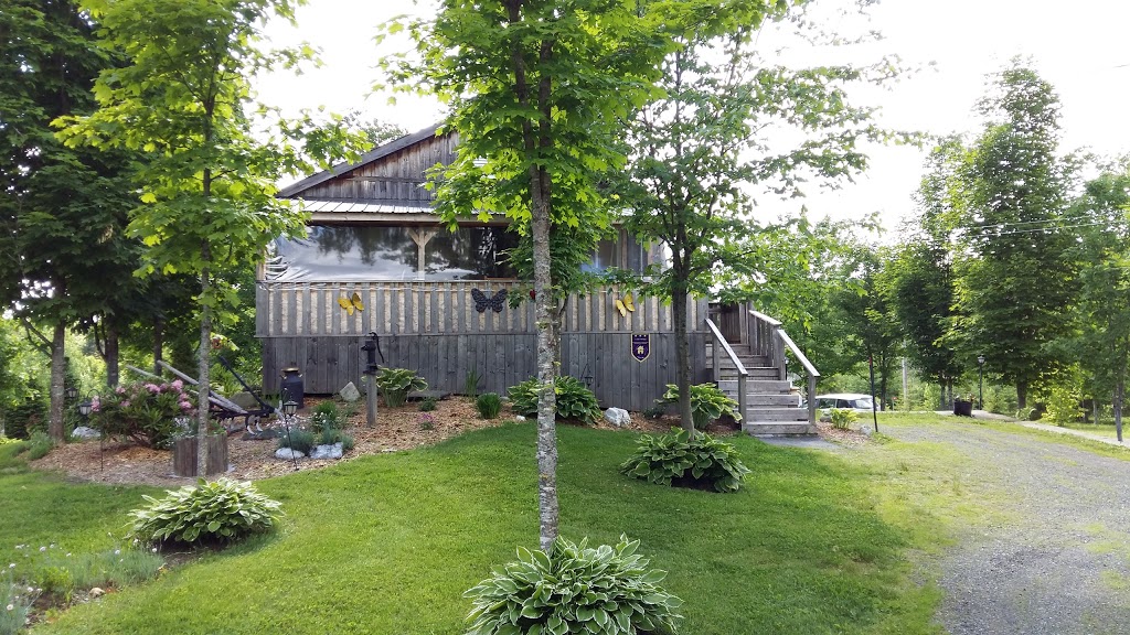 Chalet À lEau TAntique | 96, ch. Jean-Paul Dupont, Saint-Herménégilde, QC J0B 2W0, Canada | Phone: (819) 239-9668