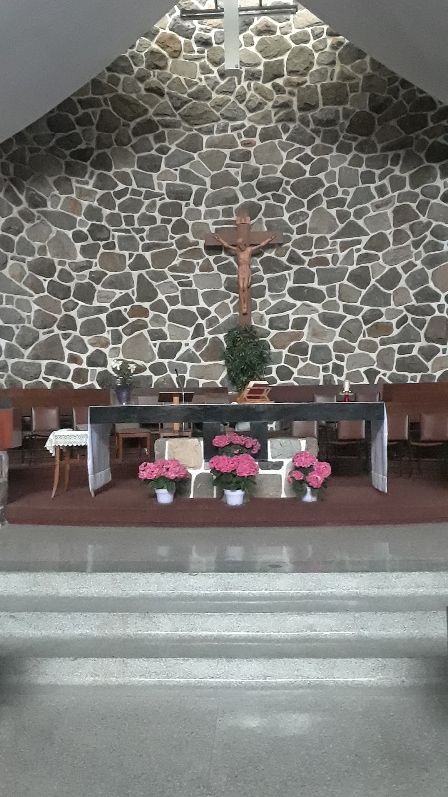 Église catholique à Montréal | 750 Boulevard Saint-Sylvain, Laval, QC H7E 2X3, Canada | Phone: (450) 661-2111