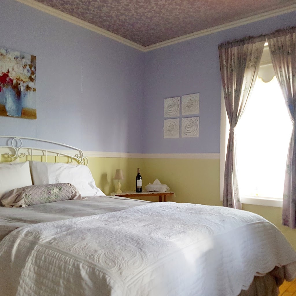 Au Vaillantbourg B&B | 12 Rue Principale O, Notre-Dame-des-Bois, QC J0B 2E0, Canada | Phone: (819) 888-1001