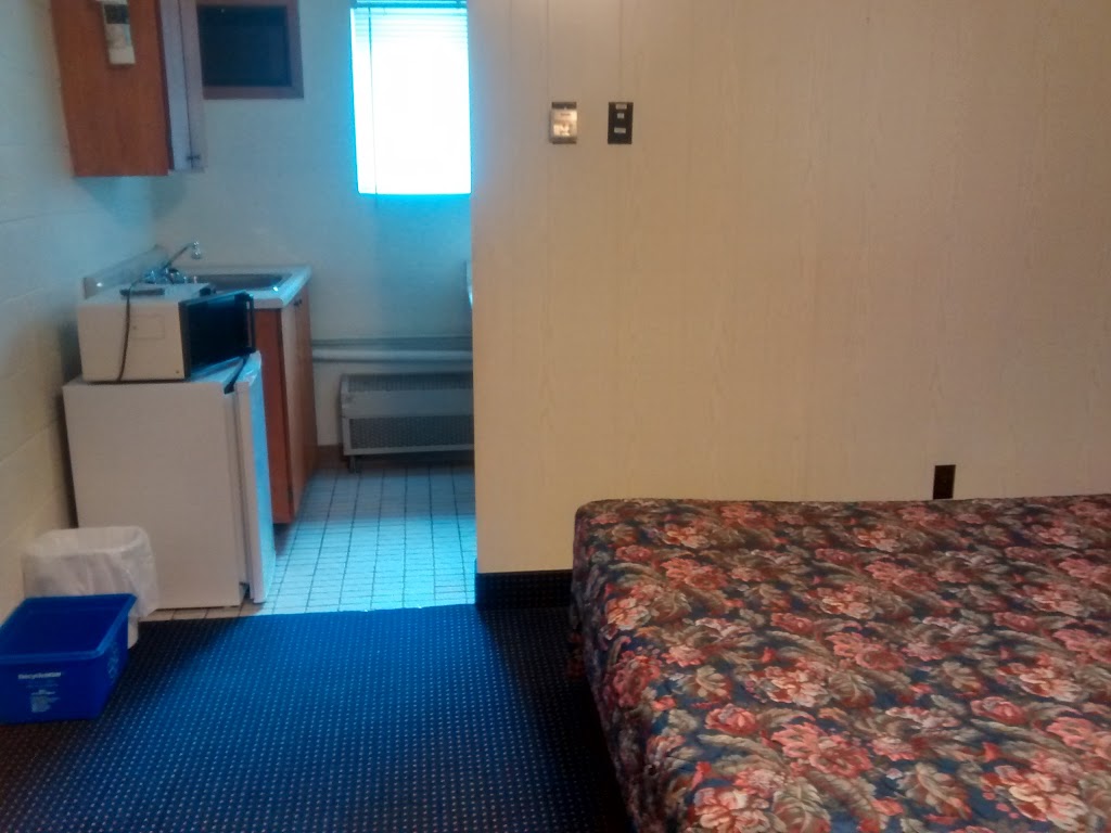 Cedar Lane Motel | 729 Cedar Ln, Bracebridge, ON P1L 0A1, Canada | Phone: (705) 645-9757
