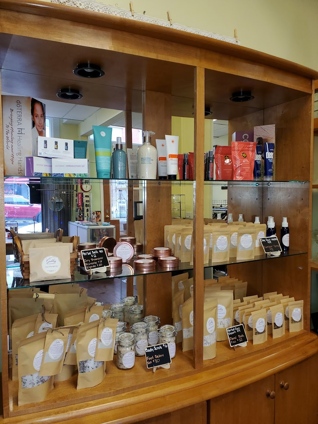 Sandras Divine Finds | 15 Alice St, Waterford, ON N0E 1Y0, Canada | Phone: (519) 429-5791