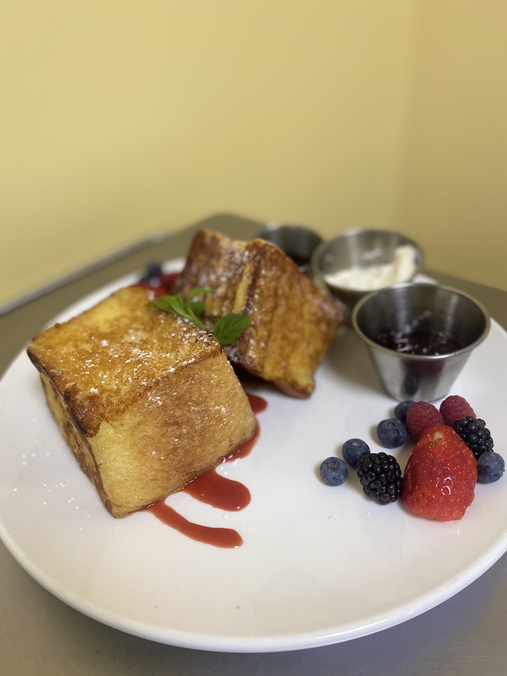 Le Gourmand Bistro | 2901 Lake Shore Blvd W, Etobicoke, ON M8V 1J3, Canada | Phone: (416) 252-2127
