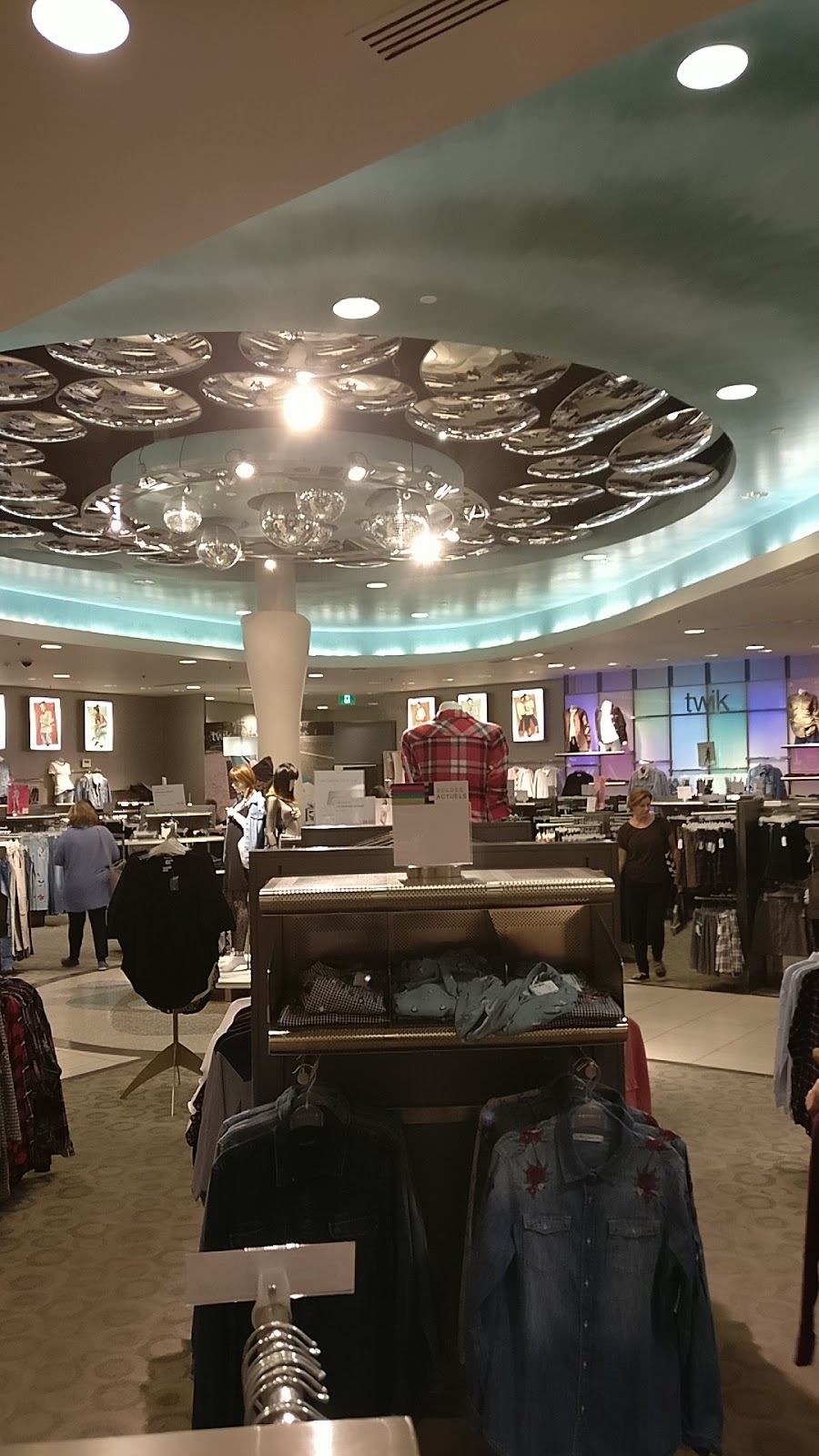 La Maison Simons | 600 Boulevard des Promenades, Saint-Bruno-de-Montarville, QC J3V 6L9, Canada | Phone: (514) 483-1840