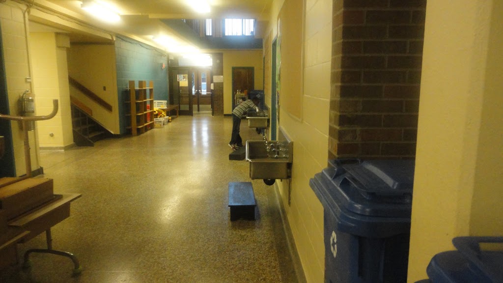 École Christ-Roi | 3000 DUMONT, Longueuil, QC J4L 3S9, Canada | Phone: (450) 674-7062