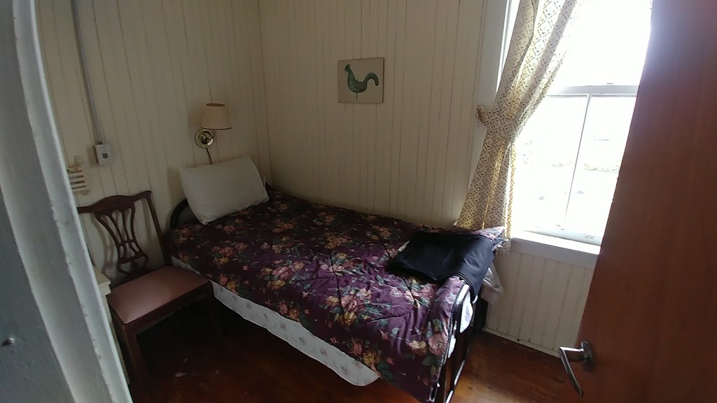 Auberge Laurentienne Laurentian lodge | 1162 Rue Principale, Prévost, QC J0R 1T0, Canada | Phone: (450) 327-5201