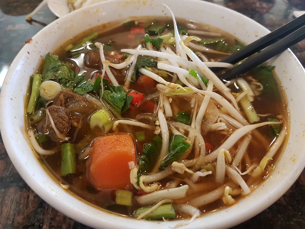 Pho Binh Minh Restaurant | 4710 17 Ave SE, Calgary, AB T2A 0V1, Canada | Phone: (403) 235-2521