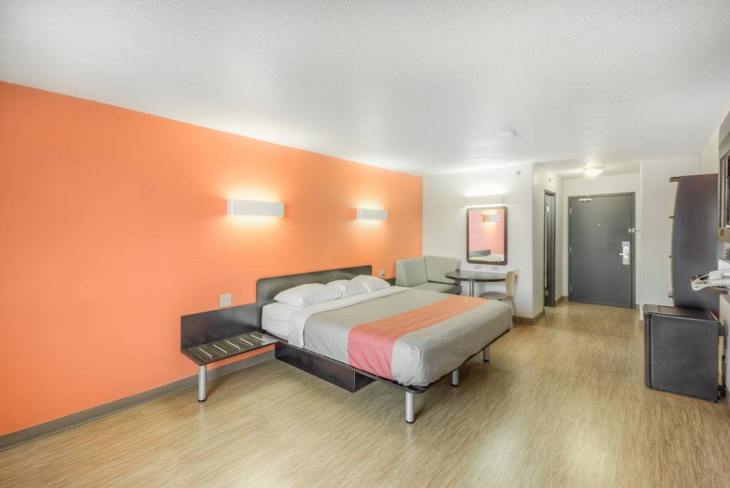 Motel 6 Regina SK | 2050 Victoria Ave E, Regina, SK S4N 7B9, Canada | Phone: (306) 565-2251