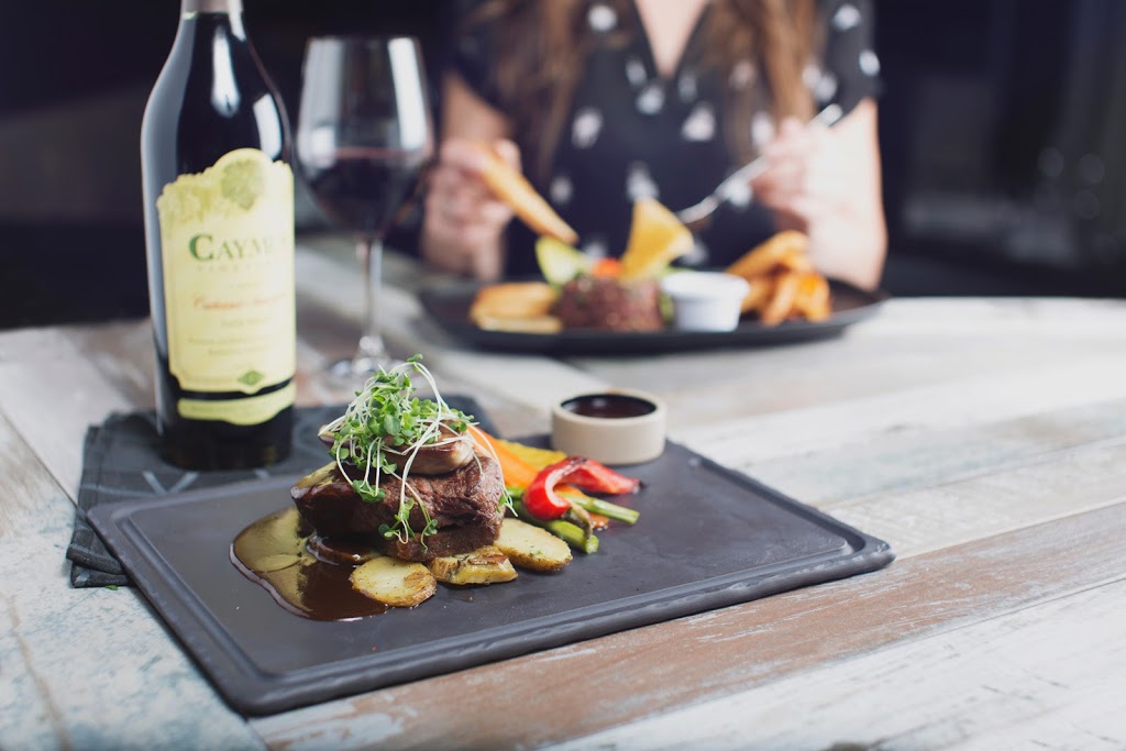 Resto-Bar Le Commandant | 1688 Route de lAéroport, Québec, QC G2G 0K1, Canada | Phone: (418) 204-2145