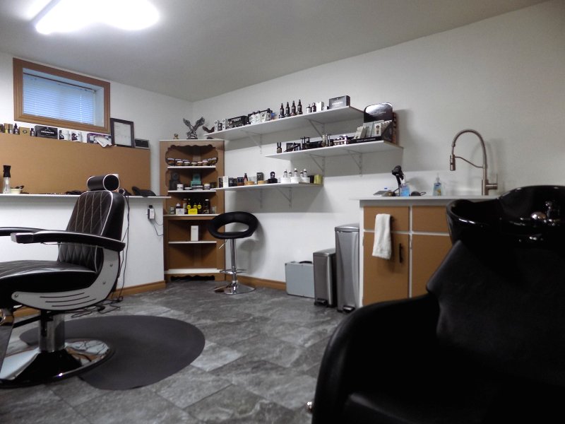 Mikes Hair Studio | 327 Bowen Rd, Fort Erie, ON L2A 2Z1, Canada | Phone: (289) 438-2276