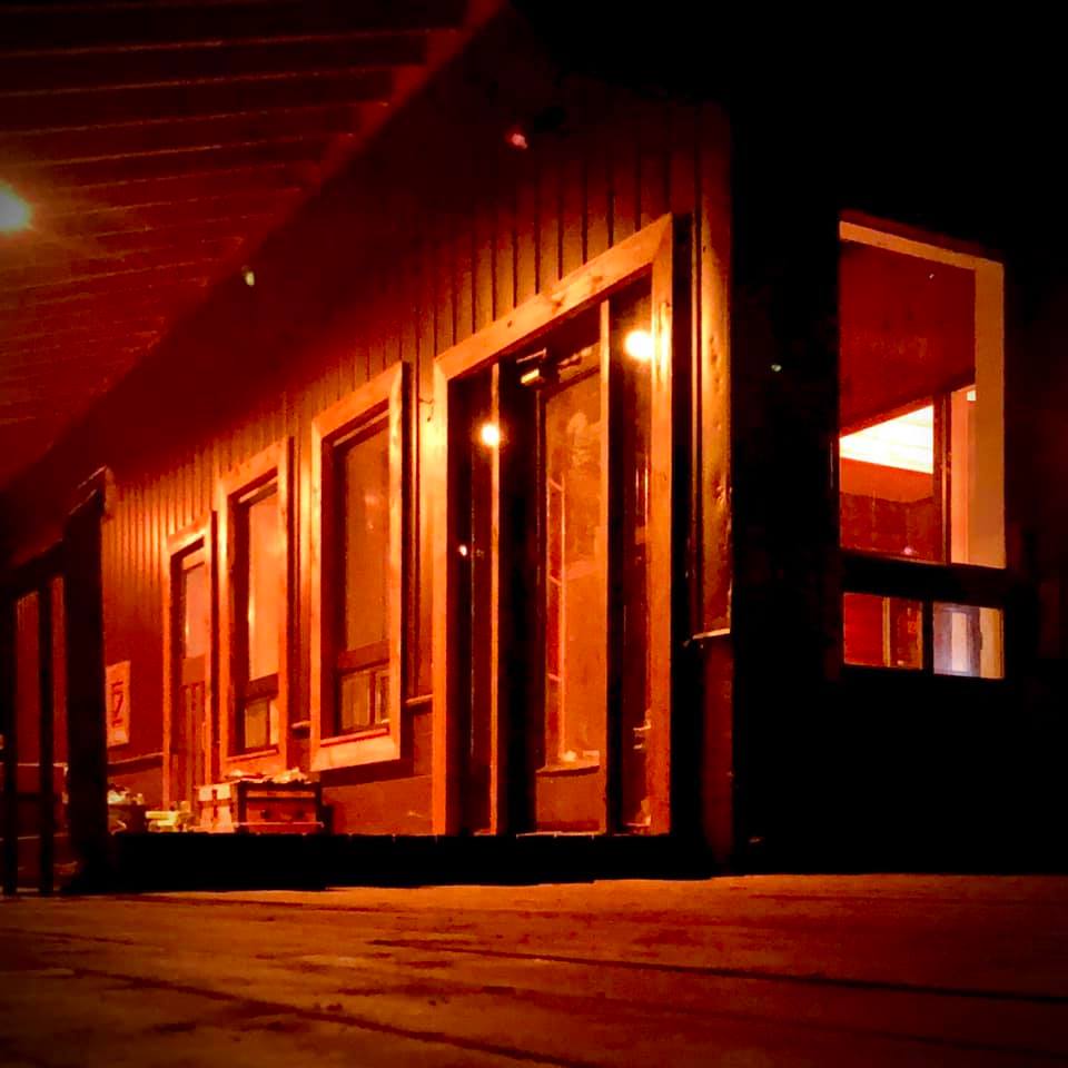 Eat At Red Bay Lodge | 462 Huron Rd, Mar, ON N0H 1X0, Canada | Phone: (226) 910-1099