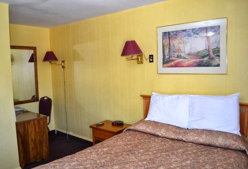 Maples Motel | 107 Neywash St, Orillia, ON L3V 1X6, Canada | Phone: (705) 326-3561