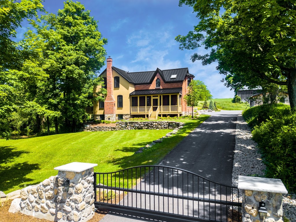 Sapphire Roofing Orangeville | 246372 Hockley Rd, Mono, ON L9W 6K4, Canada | Phone: (519) 704-1233