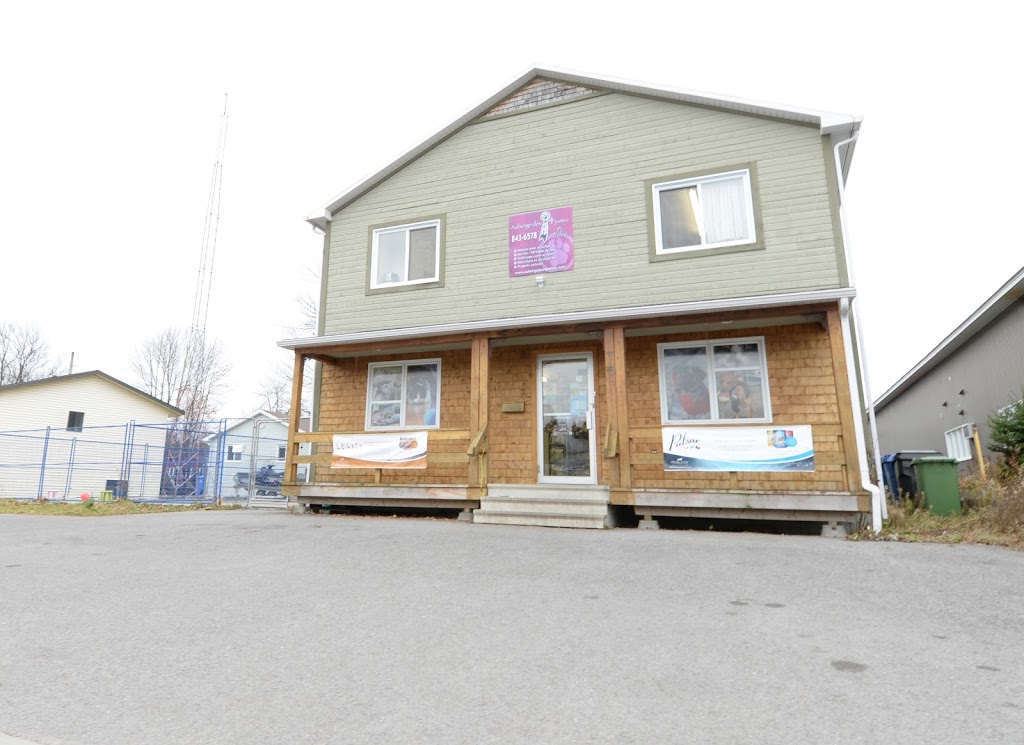 Auberge des 4 Pattes | 555 Rue Chef Thomas Martin, Wendake, QC G0A 4V0, Canada | Phone: (418) 843-6578