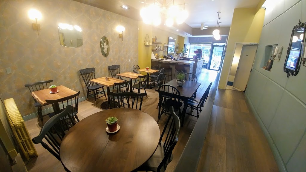Luna Junction | 2800 Dundas St W, Toronto, ON M6P 1Y5, Canada | Phone: (416) 762-4116