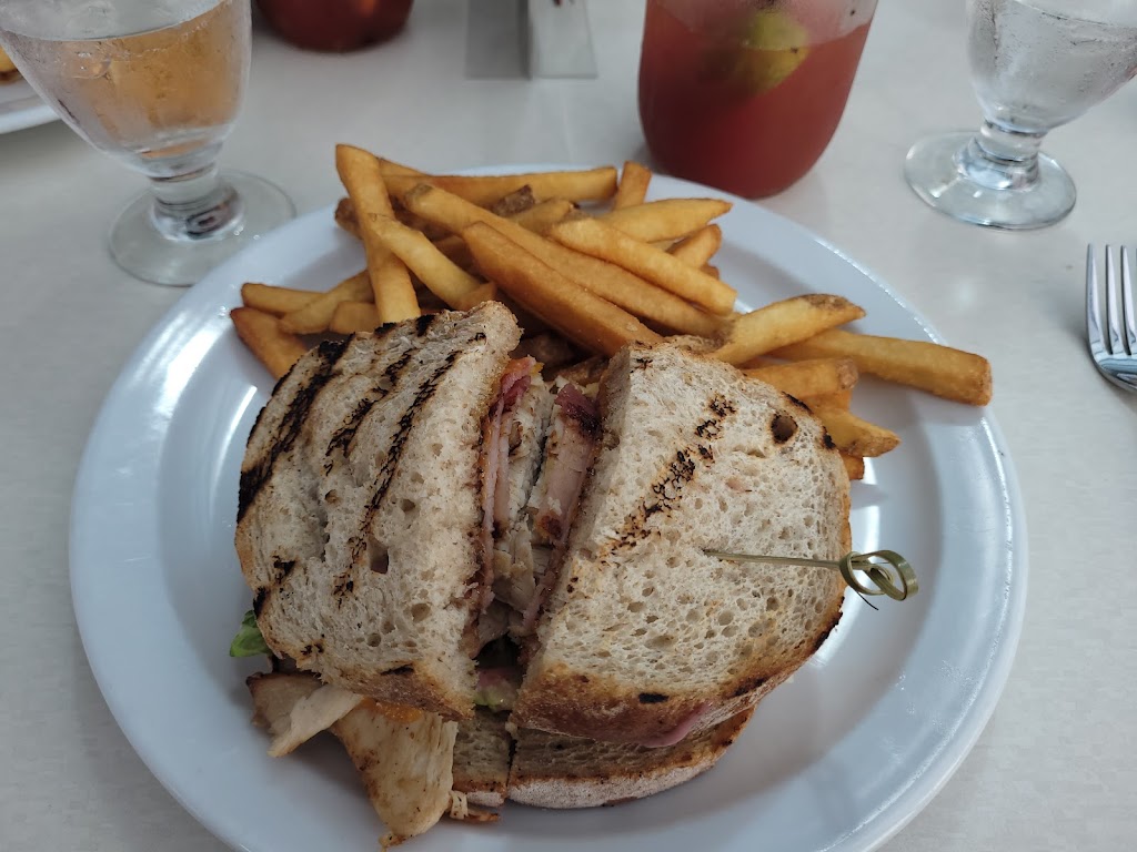 Dappers Landing Restaurant | 5097 Riverside Dr, Fairmont Hot Springs, BC V0B 1L1, Canada | Phone: (778) 525-8004