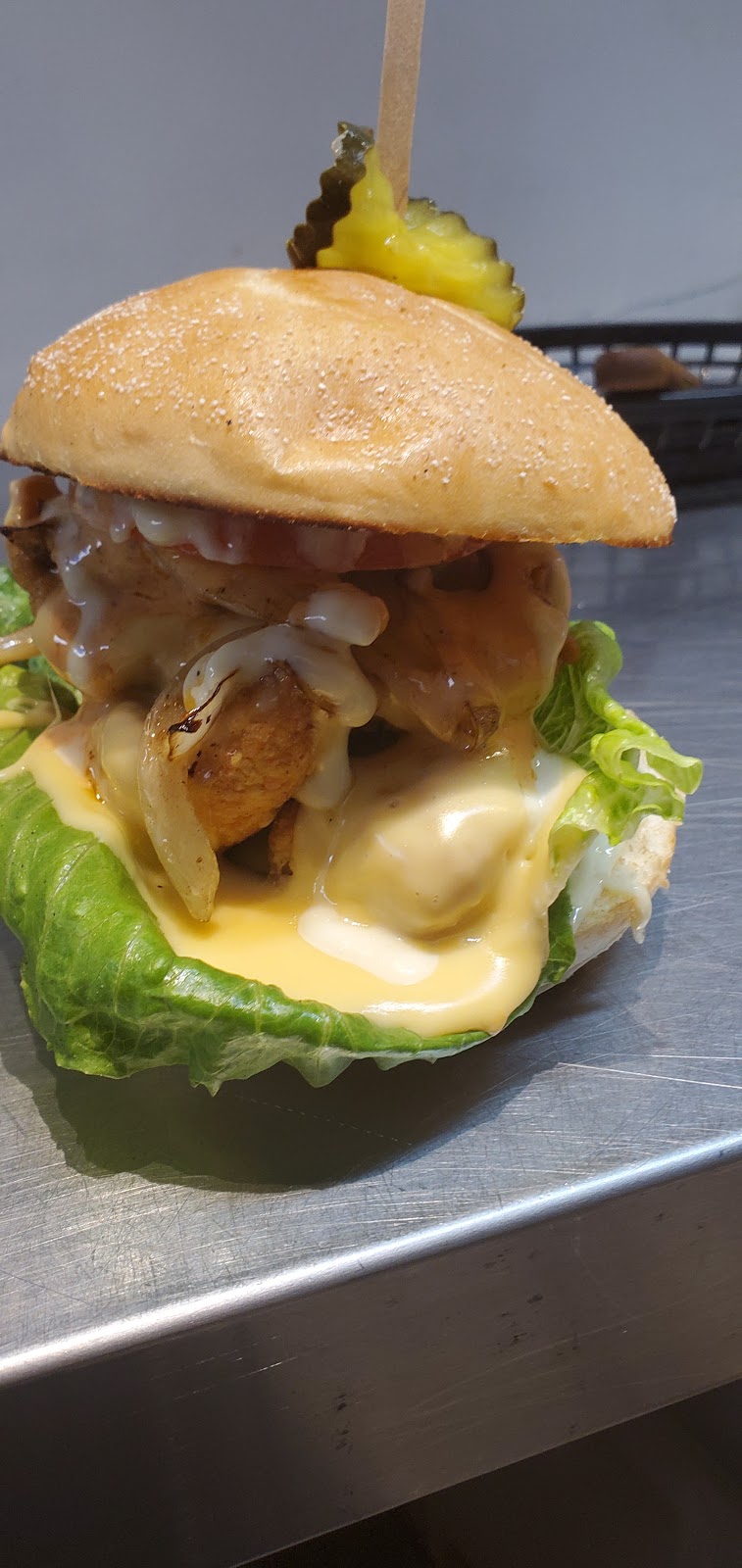 Charger Gourmet Burger & poutine | 392 Pleasant St, Dartmouth, NS B2Y 3S5, Canada | Phone: (902) 469-6749