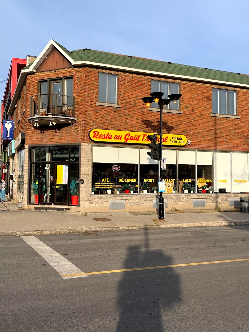 Au goût tropical | 8720 Rue Hochelaga, Montréal, QC H1L 2M7, Canada | Phone: (514) 493-8720