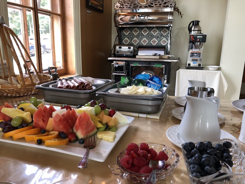Auberge de la Belle Époque | 63 Avenue de Gaspé E, Saint-Jean-Port-Joli, QC G0R 3G0, Canada | Phone: (418) 598-9905