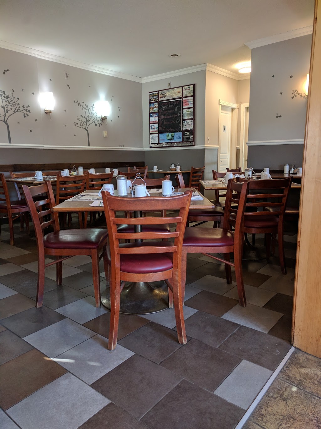 Resto 108 | 444 QC-108, Cookshire-Eaton, QC J0B 1M0, Canada | Phone: (819) 875-1043