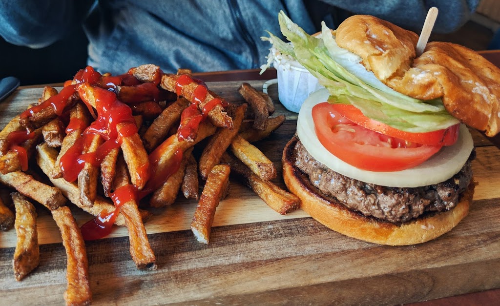 Restaurant Alpina | 1189 Chemin de la Montagne, Gatineau, QC J9J 3S2, Canada | Phone: (819) 607-6677
