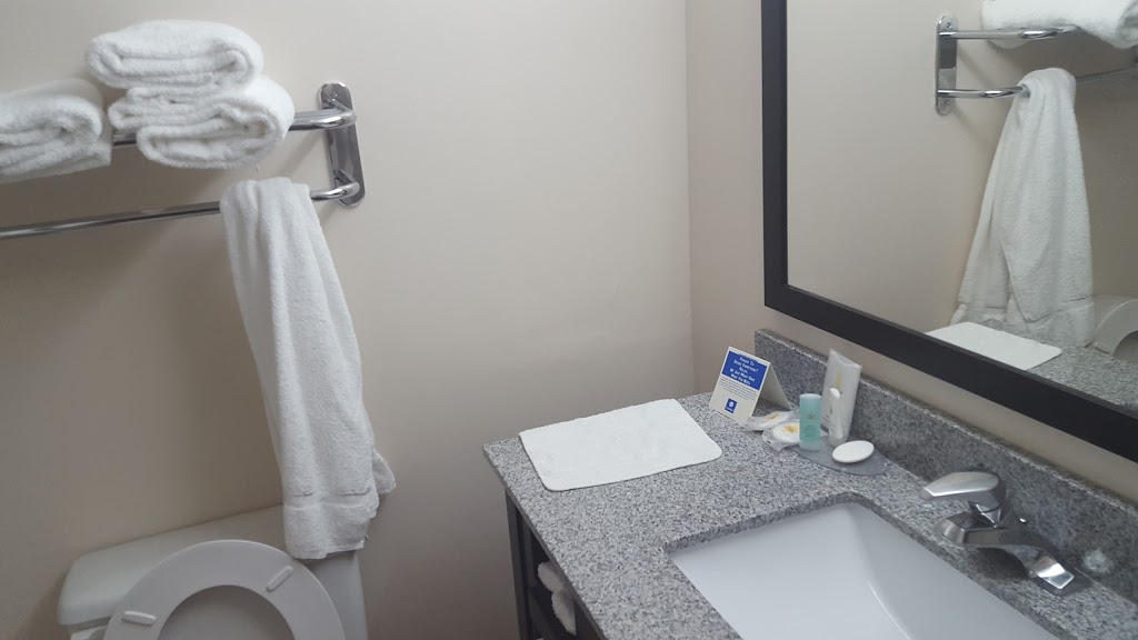 Comfort Hotel Airport North | 445 Rexdale Blvd, Etobicoke, ON M9W 6K5, Canada | Phone: (416) 740-9500