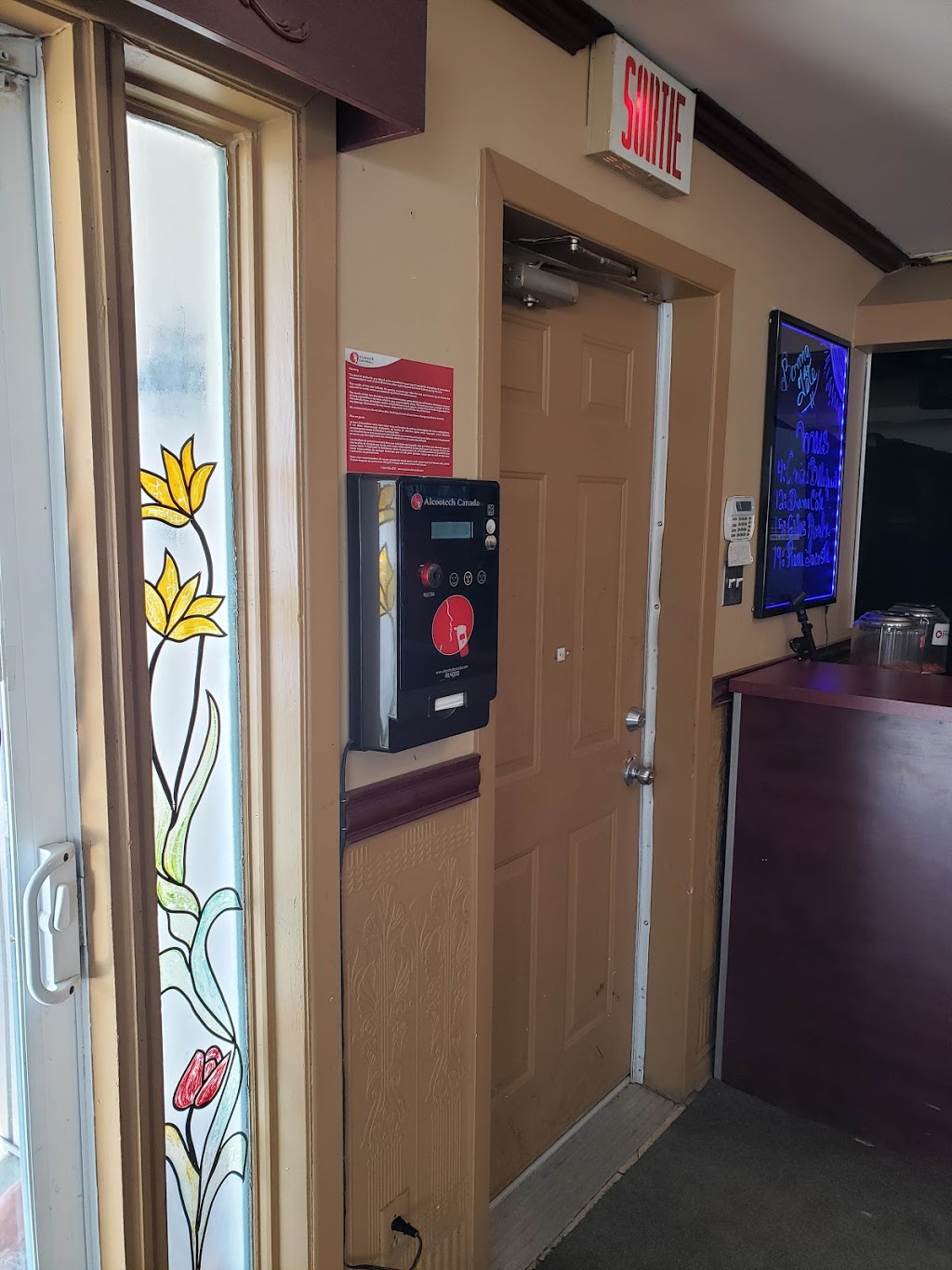 Bar Hélène | 9645 Chemin de Chambly, Saint-Hubert, QC J3Y 5K2, Canada | Phone: (450) 676-6490