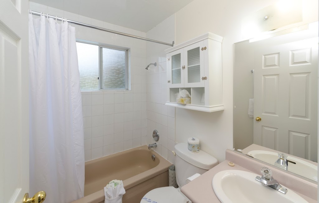 Empire Motel | 3495 Skaha Lake Rd, Penticton, BC V2A 6G6, Canada | Phone: (250) 493-2323