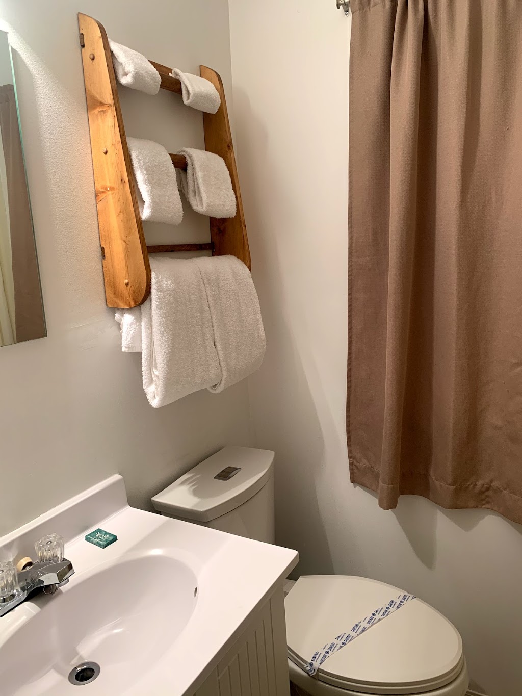 Alpine Inn | 315 7th Ave, Keremeos, BC V0X 1N3, Canada | Phone: (250) 499-5244
