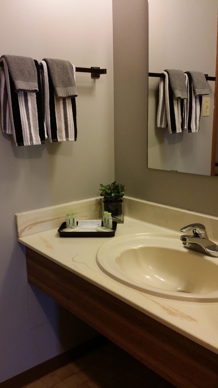 La Vista Motel | 510 SK-16, Foam Lake, SK S0A 1A0, Canada | Phone: (306) 272-3341