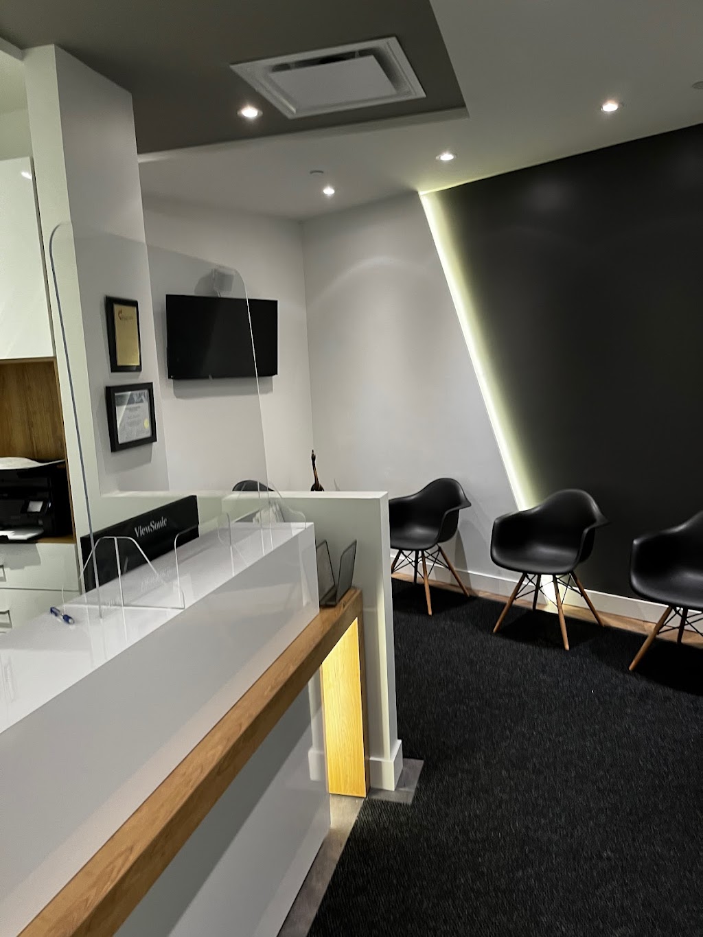 Clinique Dentaire du Carré Gouin - Dre Nayla Barrak | 5995 Boul Gouin O #210, Montréal, QC H4J 2P8, Canada | Phone: (514) 334-3343