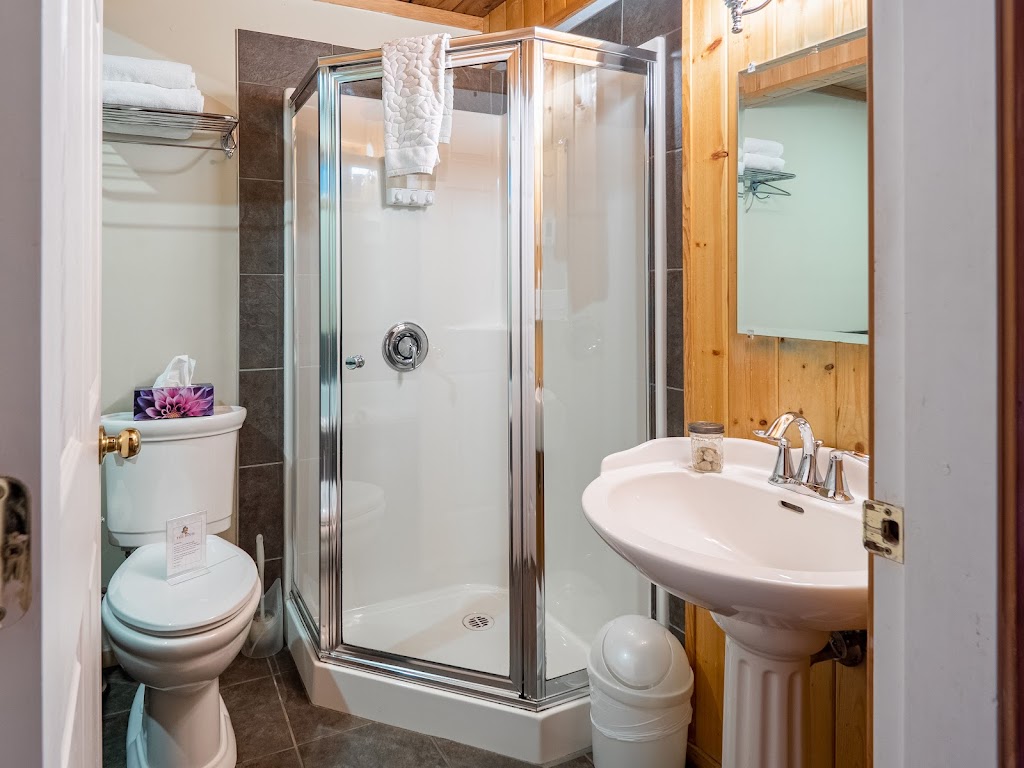 Treehouse Cottage | 7648 Sechelt Inlet Rd, Sechelt, BC V0N 3A4, Canada | Phone: (855) 458-3004